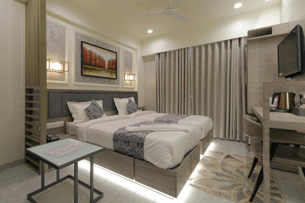 Hotel Elysian Residency — 4
