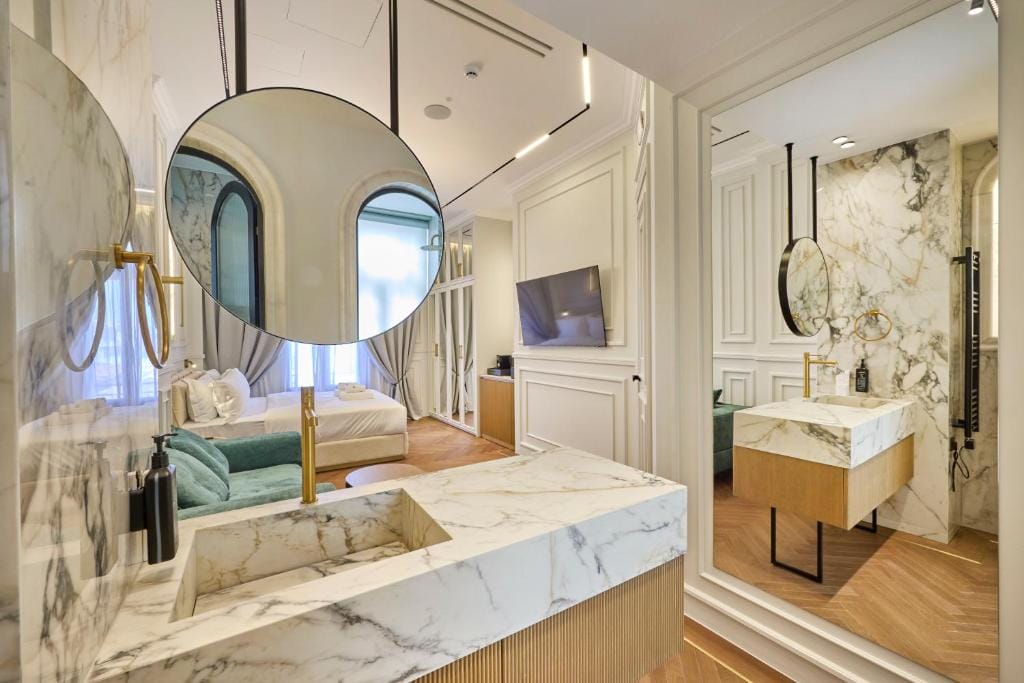 Ermou 99 Intelligent Private Suites — 2