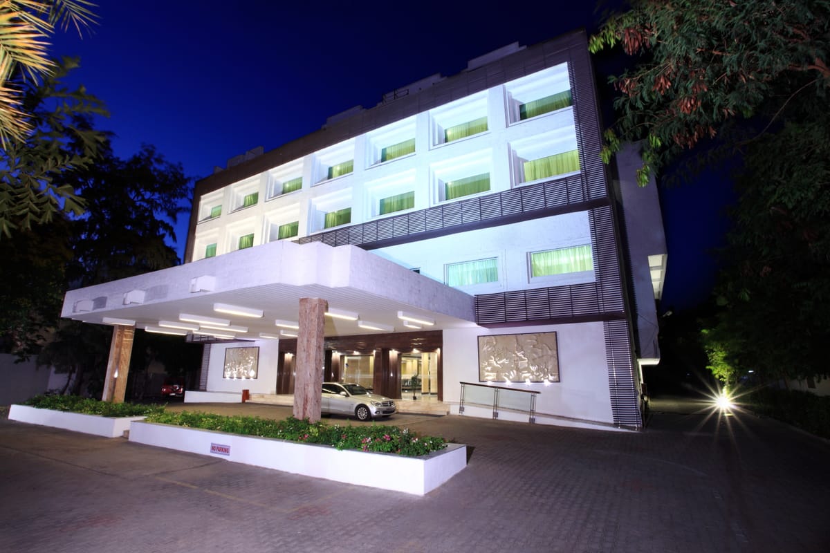 Abu Sarovar Portico — 2