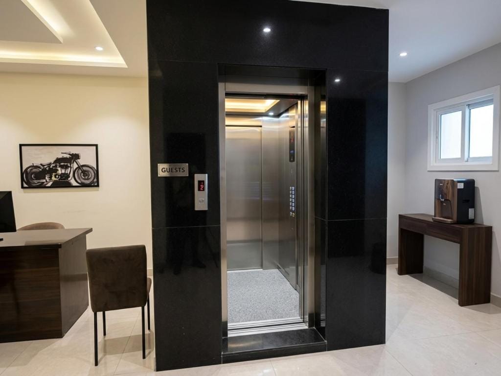 Hotel HiCity Comfort Near DLF Cyber City & AIG Hospital — 3