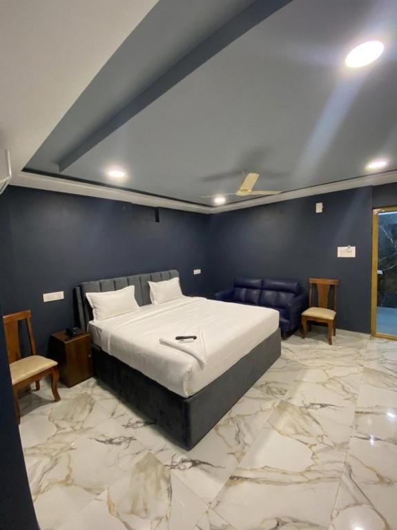 Hotel HiCity Comfort Near DLF Cyber City & AIG Hospital — 4