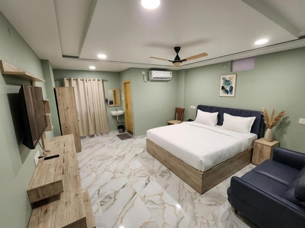 Hotel HiCity Comfort Near DLF Cyber City & AIG Hospital — 5