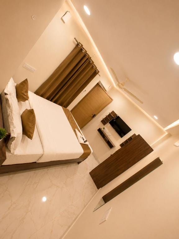 Hotel Livotel Near DLF Cyber City Gachibowli — 4