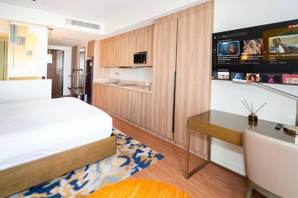 Light Premium Suites, Novotel Acqua Manila near Makati — 2