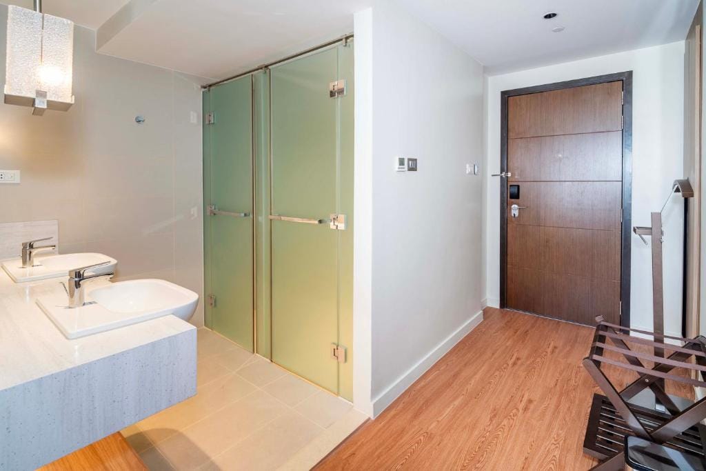 Light Premium Suites, Novotel Acqua Manila near Makati — 3