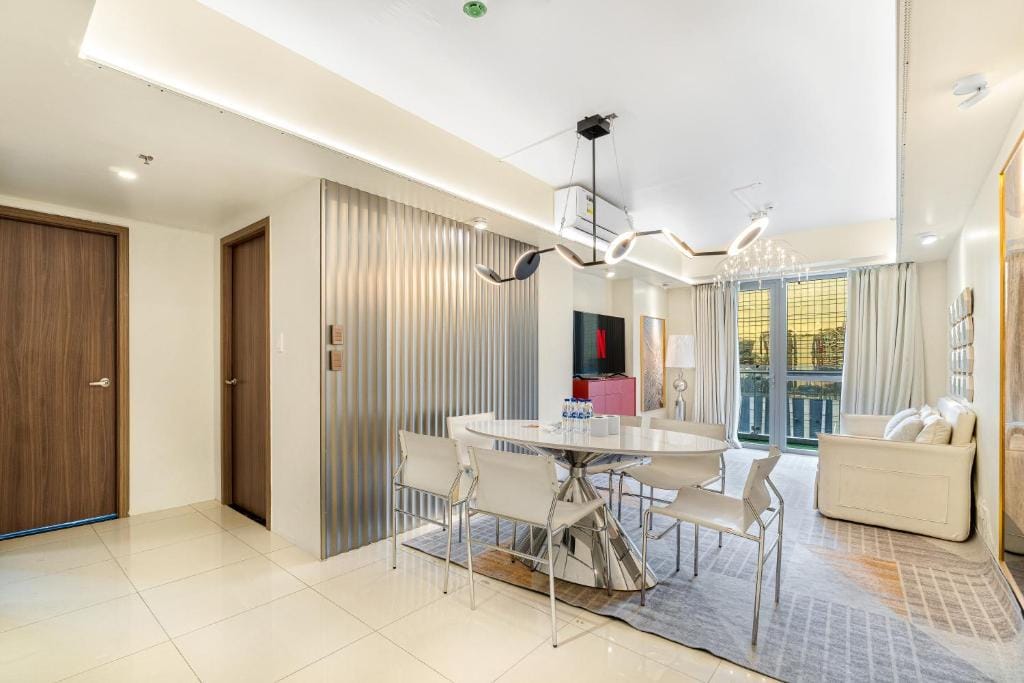 Spacious 2BR Family Suite with City View near Airport, City of Dreams, Solaire, PARQAL, Ayala Malls, and MOA