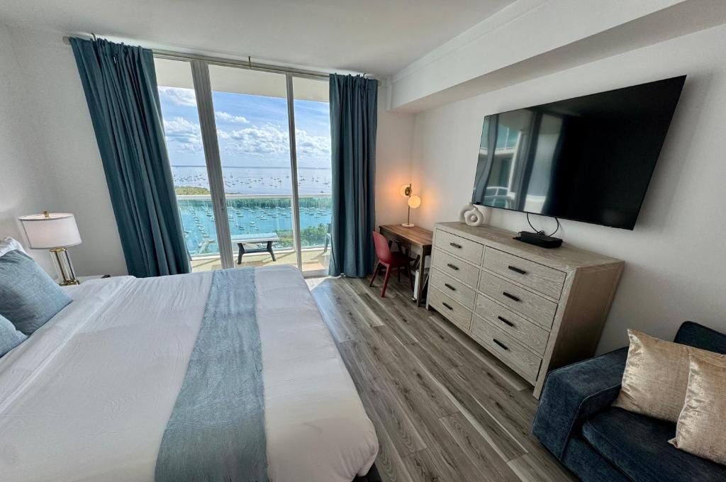 Balcony Ocean Views - Pool, Gym, Wi-Fi & Parking