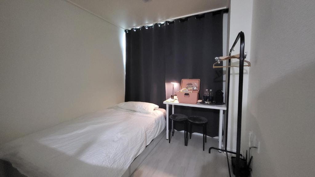 Modern, 3min walk from Sinchon Station Line2, Entire Private Studio #신촌 #연대 #홍대