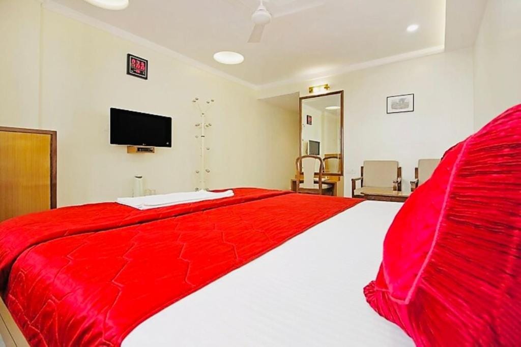 Hotel Sarita - Near Surat Railway Station — 5